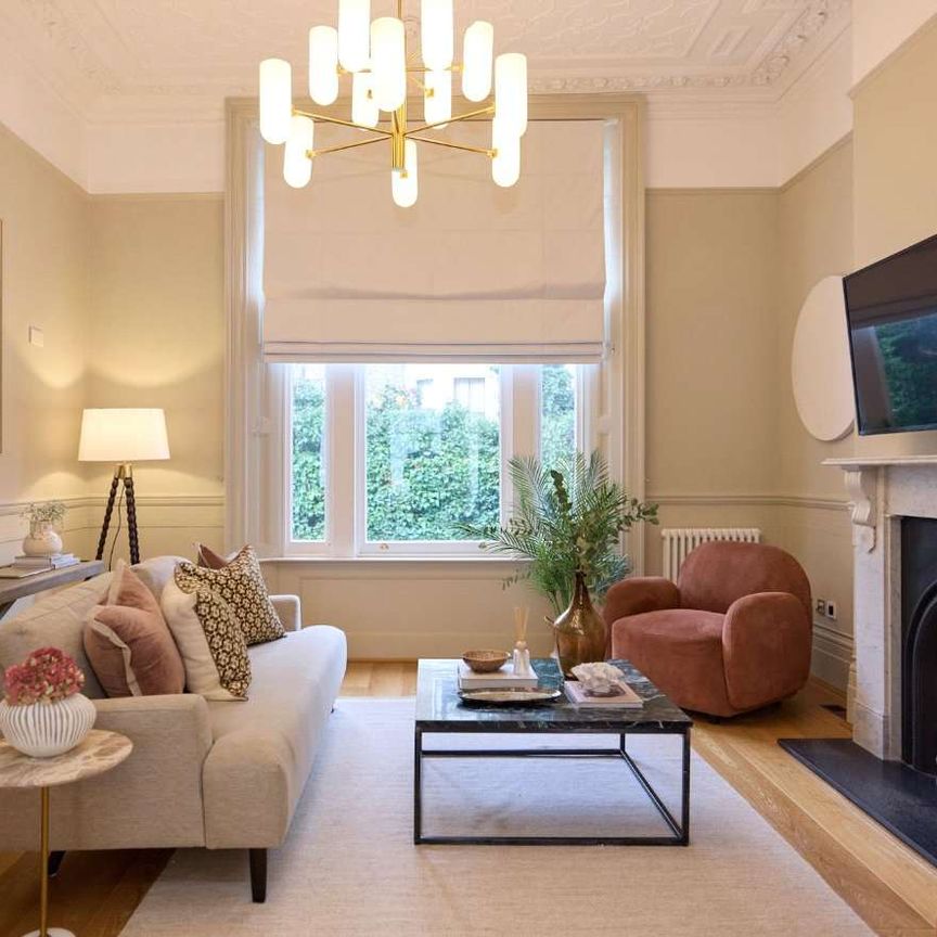 A very spacious family house situated on the Phillimore Estate. - Photo 1