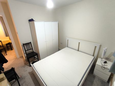 4 Bed Terraced House, Susannah Street, E14 - Photo 4