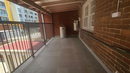 Stunning 2-Bedroom Apartment in Kingsgrove - Photo 2