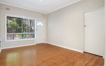 Conveniently located one bedroom unit - Photo 4