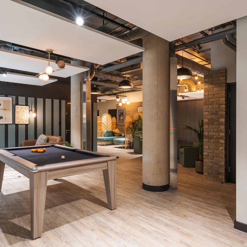 Studio Silver - Photo 1