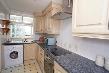 2 bedroom Flat To Let - Photo 4