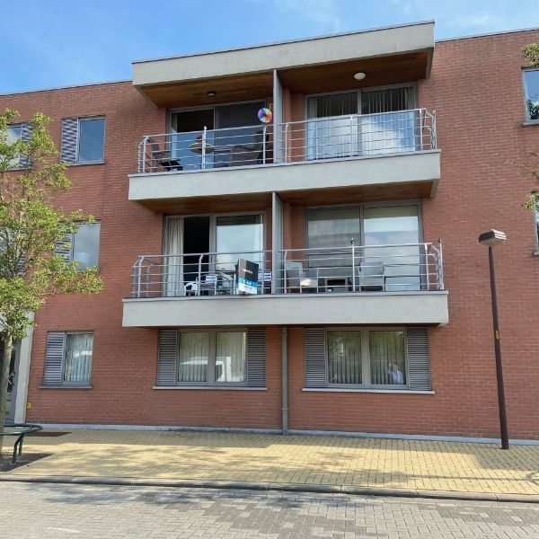 Instapklaar APPARTEMENT met 2 slaapkamers en garage in centrum Waregem - Photo 1