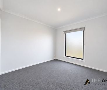 Modern Brand New 4 Bedroom Townhouse for Rent! - Photo 4