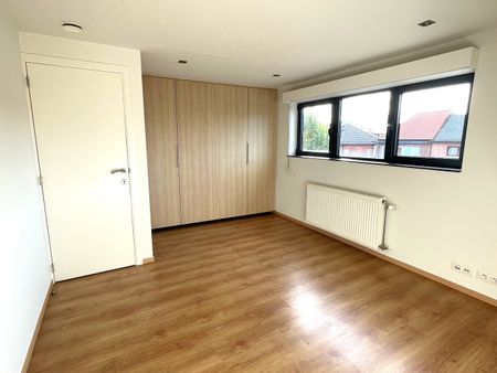 Volledig gerenoveerd energiezuinig duplex appartement dichtbij vele voorzieningen - Photo 2