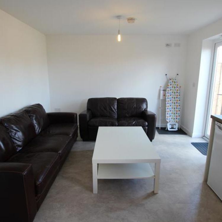 STUDENT PROPERTY - Spacious six bedroom house located within close walking distance to UWE with bills included. Available from August 2026 - Photo 1