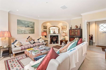 AVAILABLE FOR UP TO 6 MONTHS - A beautiful 4 bedroom family home with a spacious garden and summer house. - Photo 5