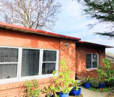 Charming Family Home in Prime Mitcham Location - Photo 4