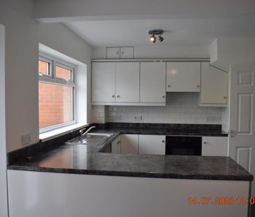 3 bedroom semi-detached house to rent - Photo 2