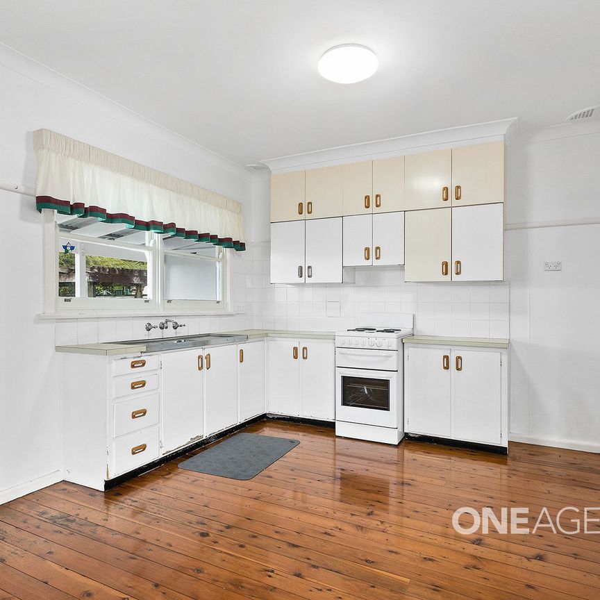 APPEALING 3-BEDROOM HOME WITH COMFORTABLE FEATURES IN ALBION PARK - Photo 1