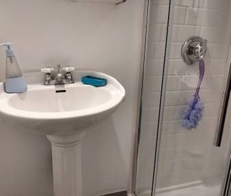 All included, 1 1/2 with internet, near metro! - Photo 4