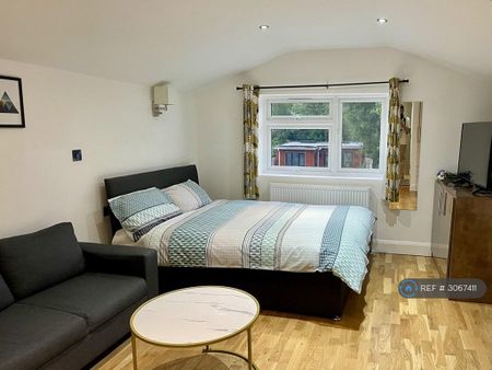 1 bedroom in a house share to rent - Photo 2