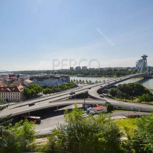 PERGO - Slnečný 3-izbový byt v jedinečnej lokalite pod Bratislavským hradom - Photo 1