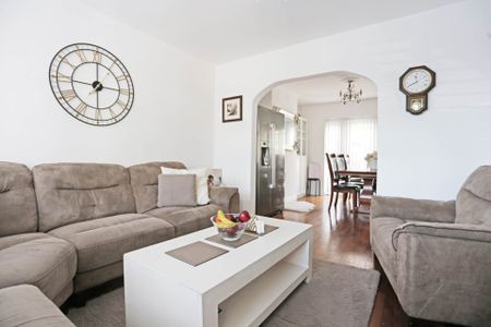 Price £2,200 pcm - Let - Photo 2