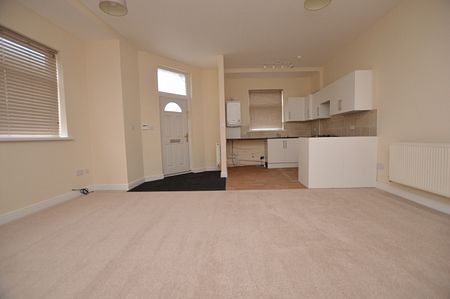 2 Bedroom Ground Floor Flat - Photo 2