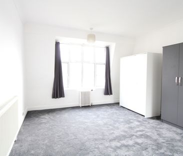 3 Bed Flat, Manor Court, SW16 - Photo 3