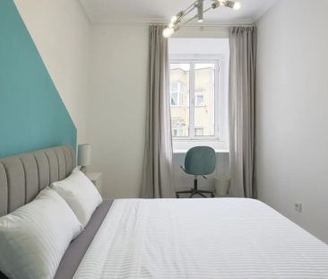 Room in a shared 11-bedroom apartment for rent in Lisbon, perfect for professionals and students. - Photo 5