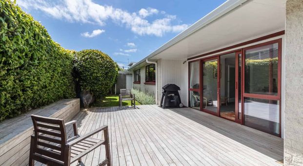 Large family home in Karori! - Photo 1