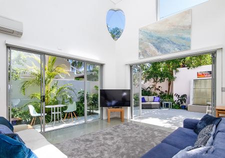 Light, Bright & Contemporary - Stylish Noosa Townhouse - Photo 2