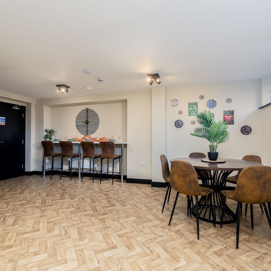 Crown House, Nuneaton, CV11 4BX - Photo 1