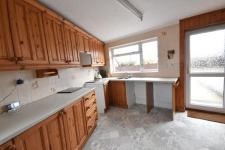 3 bedroom semi-detached house to rent - Photo 5