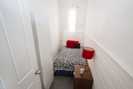 STYLISH & CLEAN BALACLAVA FOUR BEDROOM APARTMENT. - Photo 2