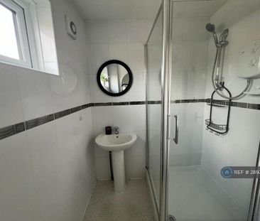 3 bedroom end of terrace house to rent - Photo 2