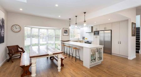 Large Family Home, newly renovated! - Photo 4