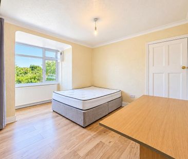 1 bedroom in a flat share to rent - Photo 2