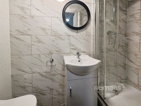 property to rent - Photo 4