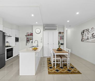 Modern Living With a Beautiful Private Courtyard - Photo 2