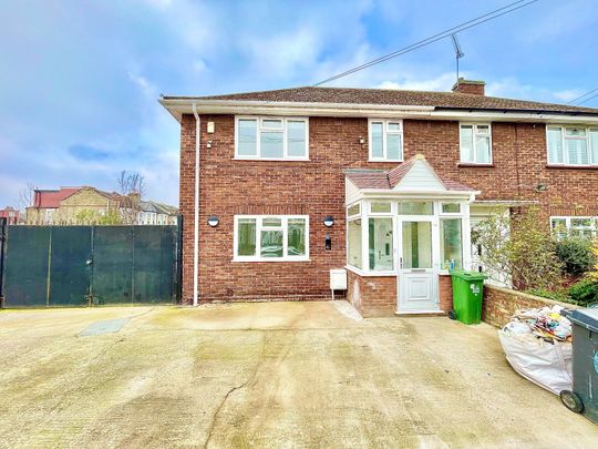 Radlix Road, Leyton E10, London - Photo 1