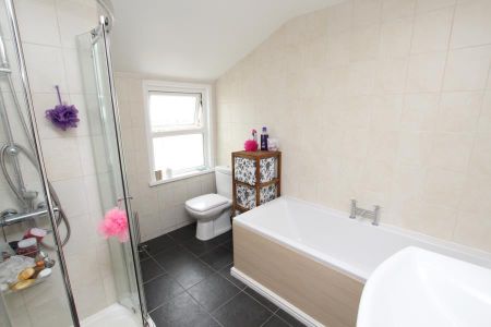 1 bedroom in a house share to rent - Photo 5