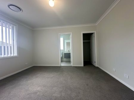 8 Agnes Place, Thirlmere - Photo 3