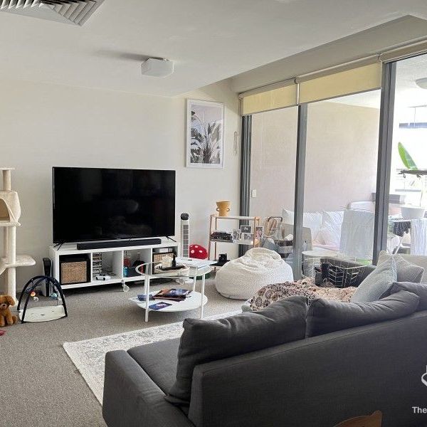 Modern and Spacious 1 bed +Study Apartment in the best street - Photo 1