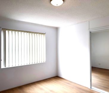 Spacious & Modern 2-Bedroom Apartment - Prime Corrimal Location - Photo 2