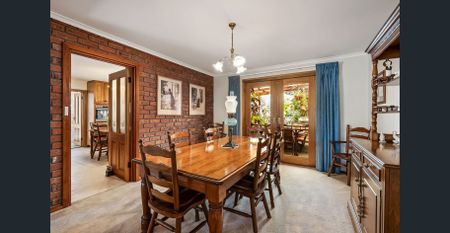 Relaxed Coastal Living in a Large Family Residence - Photo 4