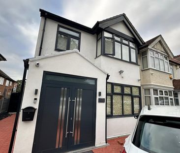 Room in a Shared House, Stafford Road, SM6 - Photo 2