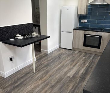 4 bedroom semi-detached house to rent - Photo 3
