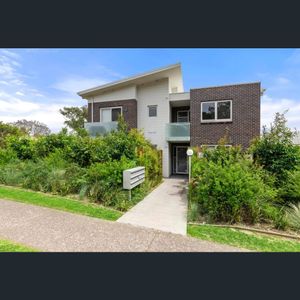 Stylish Studio Apartment with Separate Bedroom & Large Courtyard - Photo 3