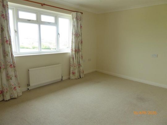 3 bedroom detached bungalow to rent - Photo 1