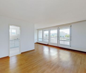 Lovely bright apartment with good public transport links - Photo 1