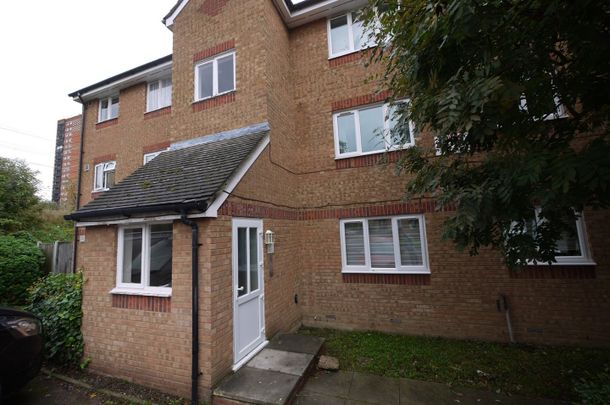 Studio Flat, Greenacre Gardens, E17 - Photo 1