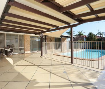 FAMILY LIVING WITH POOL AND CARAVAN SPACE - Photo 2