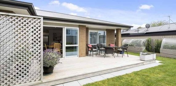 Modern 4 Bedroom Home In Westown - Photo 2