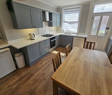 5 Bed - 8 Walmsley Road, Hyde Park, Leeds - LS6 1NG - Student - Photo 4