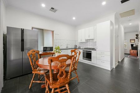 Charming 3- bedroom home - Photo 2