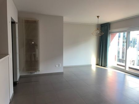 Instapklaar twee slaapkamer APP + terras, bergruimte & garage - Photo 2