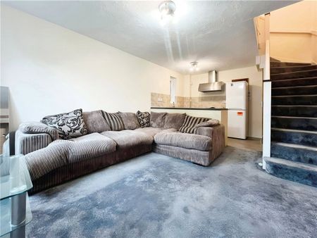 Staines-upon-Thames, Surrey, TW19 6BX - Photo 2