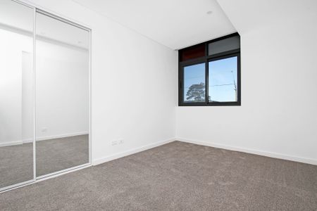 Near new, 2 bedroom apartment available - Photo 2